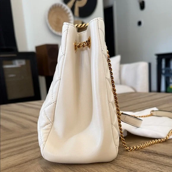 Versace Quilted Cream Shoulder Bag with Gold Chain Medusa Shoulder Bag - Picture 2 of 10